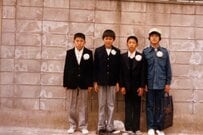 「小学校卒業式」に撮影した1枚を46年後に再現　同じ場所、同じメンバーで撮った光景に「素敵すぎ」