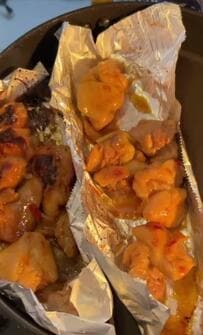 【旦那弁当】共働き夫婦の「夫に贈る節約弁当」、香ばしい鶏ももの味噌漬け焼きがゴロゴロ詰まった一段にご飯が進みそう！
