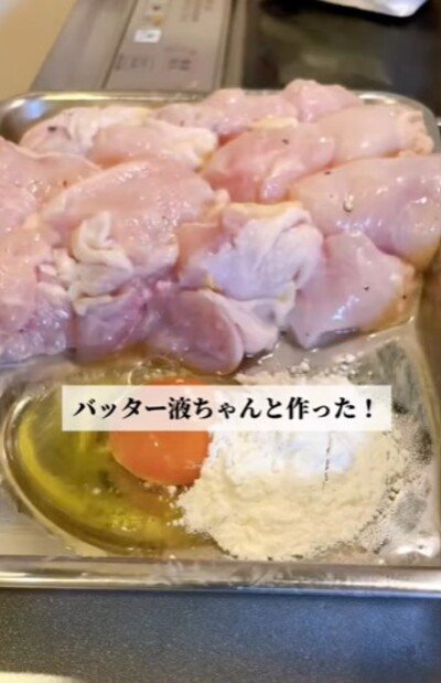 鶏胸肉に味付けしてバッター液をつける