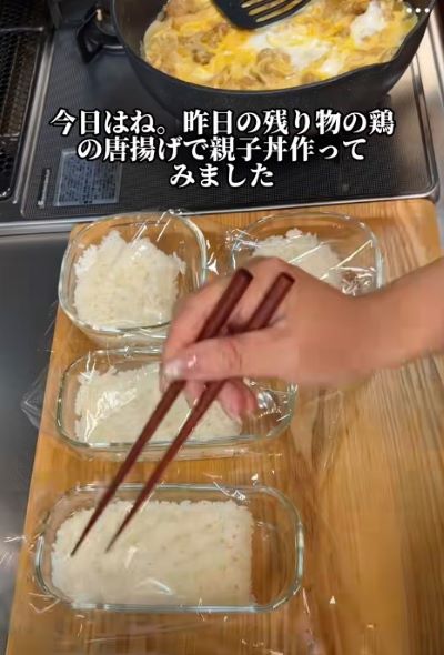 ご飯の上にラップを敷きます