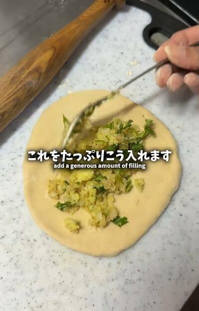 細かくしたカリフラワーの具を、生地にたっぷりのせる