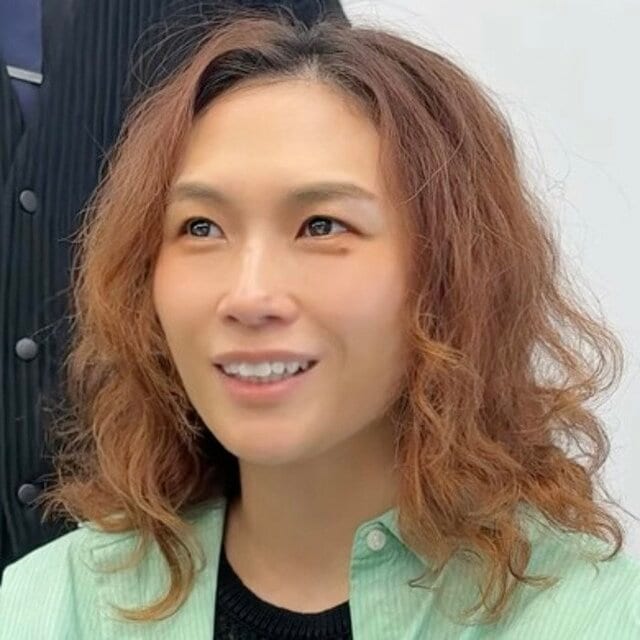 癖と傷みに悩む、前髪なしのミディアム女性→プロの手で…癖を活かした〈前髪ありおしゃれショート〉にスタイルチェンジ！