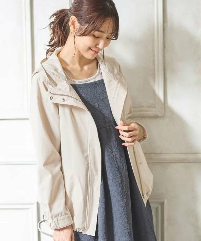 裾を絞ってシルエットをアレンジできるフードブルゾン