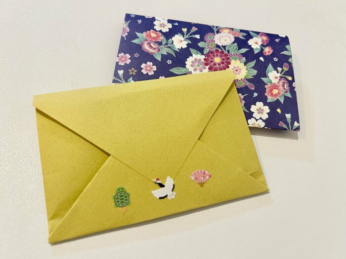 縁起物のシールを使って飾りつけすれば、よりお正月らしさを演出できます