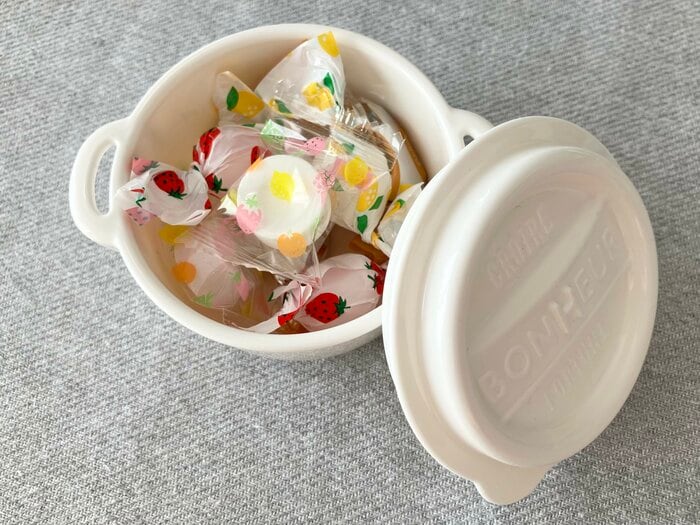 キャンディやチョコレートなどの小さめのお菓子を入れても◎
