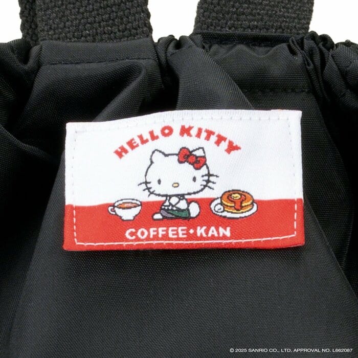 何より注目したいのが、バッグ中央にあしらわれた特別なネームタグ