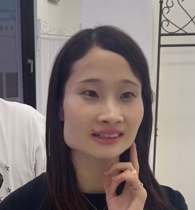「癖とエラ張りが気になる」女性…プロに前髪・顔周りカットしてもらうと→"ふんわり小顔見え"を叶えたスタイルに「一言で言うと大正解」の声