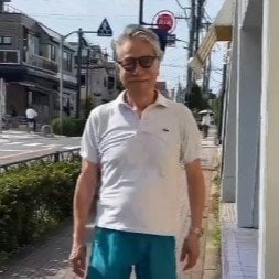 〈73歳〉夏のイケオジ「白ポロ×ブルーグリーンのショートパンツ」が涼しげ！品良く爽やか“大人の着こなし”