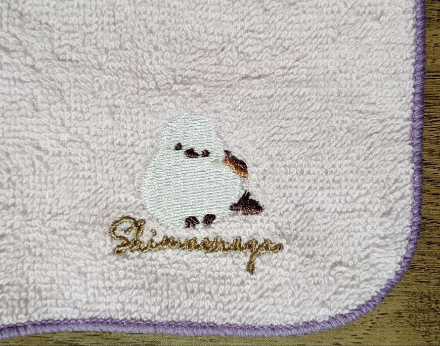 筆者撮影（セリア、単色メロー刺繍タオルハンカチ20×20cmシマエナガ）