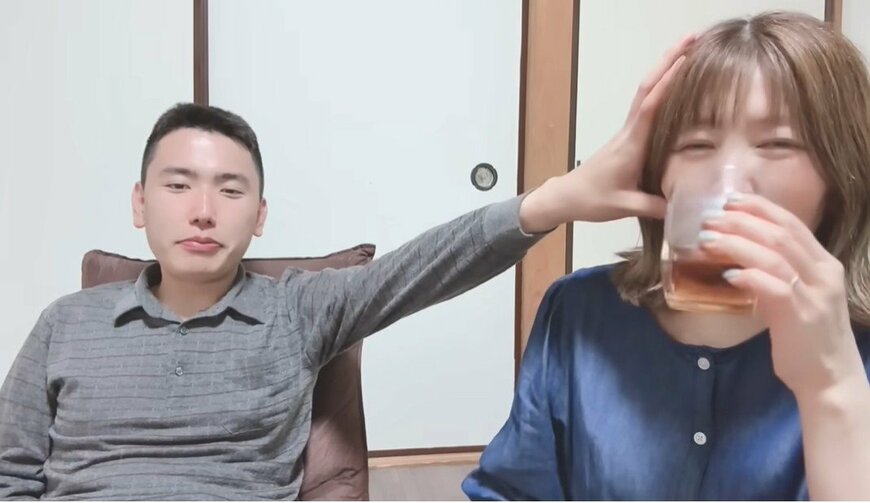 【33歳差カップル】芋羊羹を食べる2人。しかし…25歳彼氏「まさかのミス」に58歳彼女が爆笑