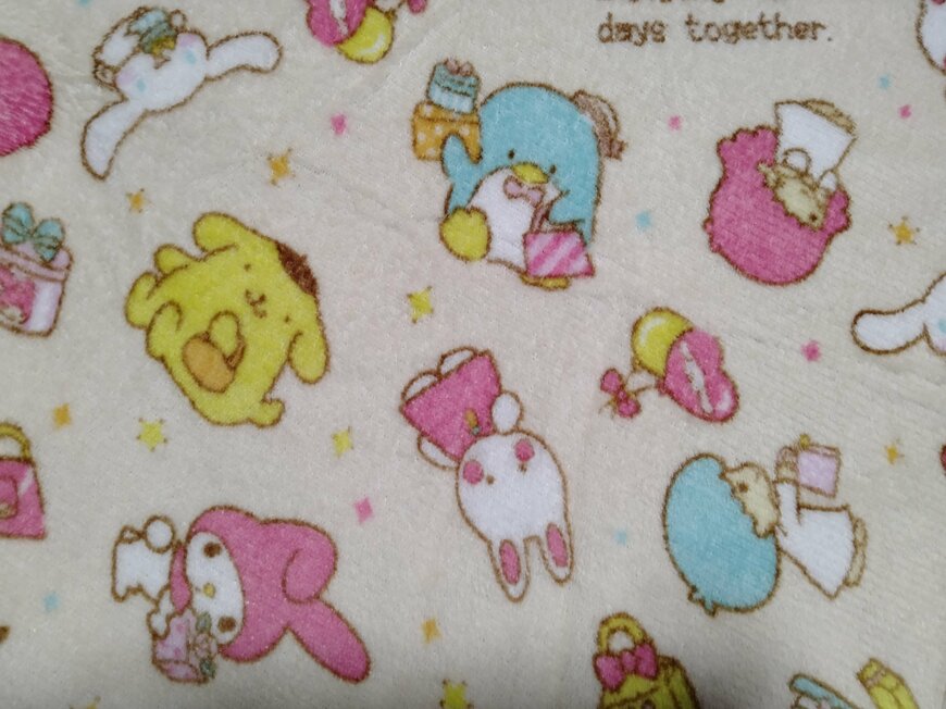 筆者撮影（ダイソー、ひざかけ（サンリオキャラクターズ））