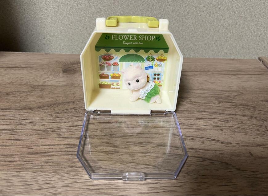 シルバニアの赤ちゃんサイズの人形がぴったり／筆者撮影（キャンドゥ、おうち型ケース　ホリデー）