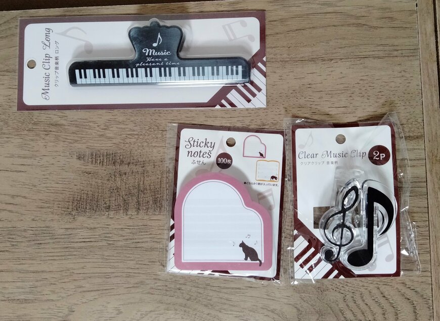 筆者撮影（セリア、クリアクリップ 音楽柄 2P・付箋 ダイカット 100枚 音楽柄・クリップ 音楽柄 ロング）