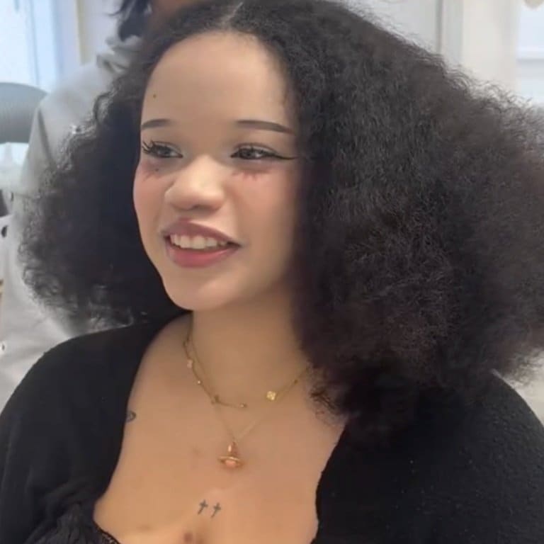 【大変身】強いくせ毛の女性が“人生初”の縮毛矯正！驚きの姿に「誰？ってくらい変わってる」と反響