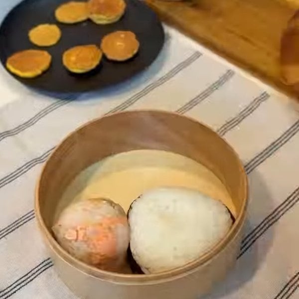 妻が作る【夫弁当】ドラえもんの顔をつけた〈おにぎり〉が可愛い　クリームチーズの味噌漬けを挟んだ〈ミニどら焼き風〉に注目