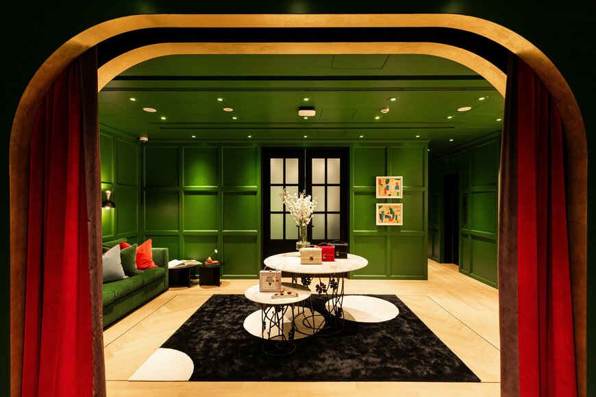 出所：タペストリー・ジャパン合同会社「ケイト・スペード ニューヨークは、銀座旗艦店リニューアルを記念し、山本舞香さん、佐野勇斗さん、ハローキティらをスペシャルゲストに迎え、オープニングセレモニーを開催」