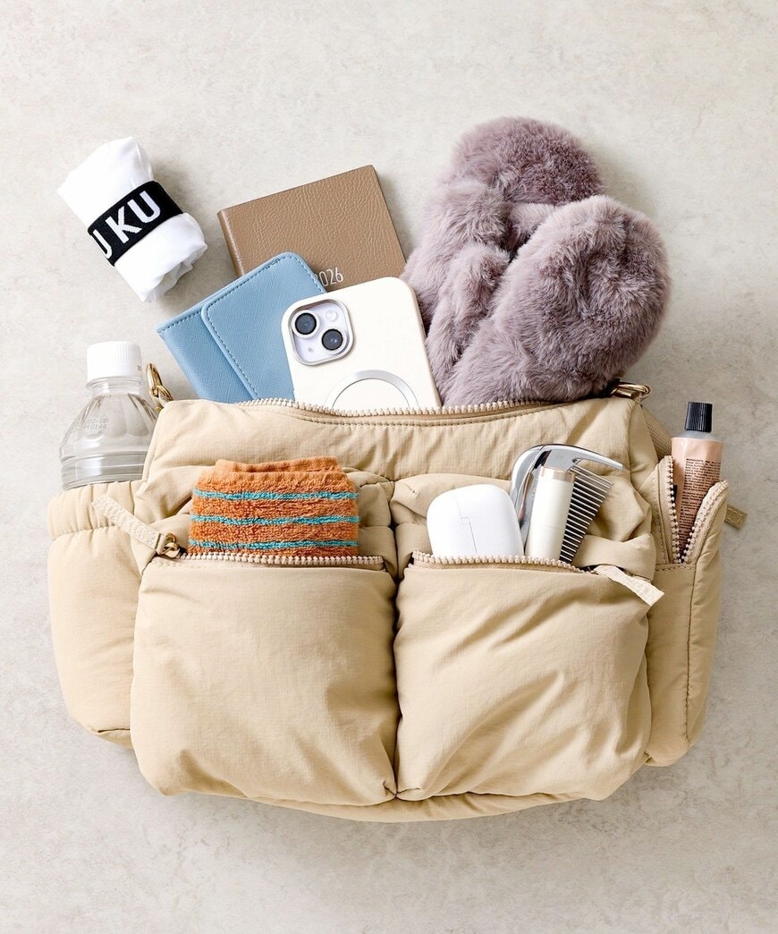 出所：3COINS公式　撥水パファーショルダーバッグ