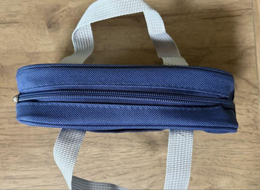 筆者撮影（ダイソー、取手付ペンケース（グレー、ネイビー））