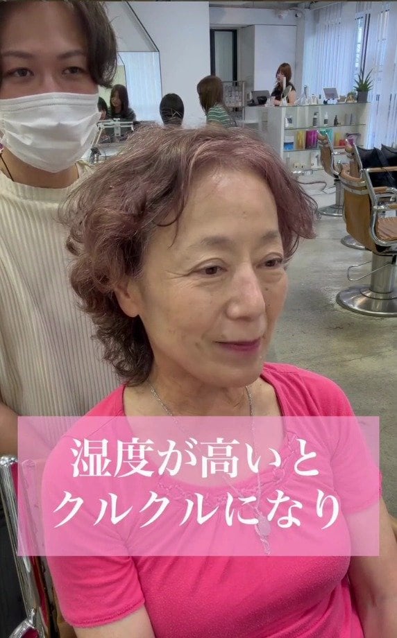 「くせ毛なので活かした髪型に」と福島県から来店した女性が、カットで上品なショートにスタイルチェンジ