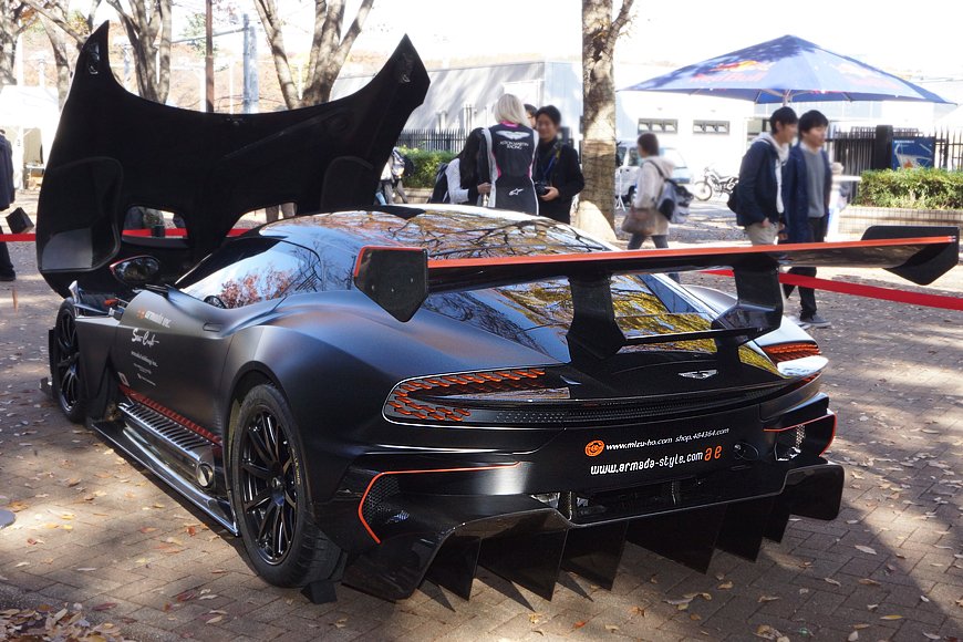 巨大なリアウイングとリアアンダーディフューザーが特徴的