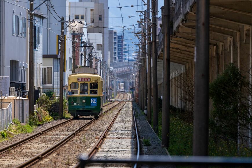【長崎県】川の上にある路面電車の駅がたまらない…　珍しい光景に「行ってみたい」