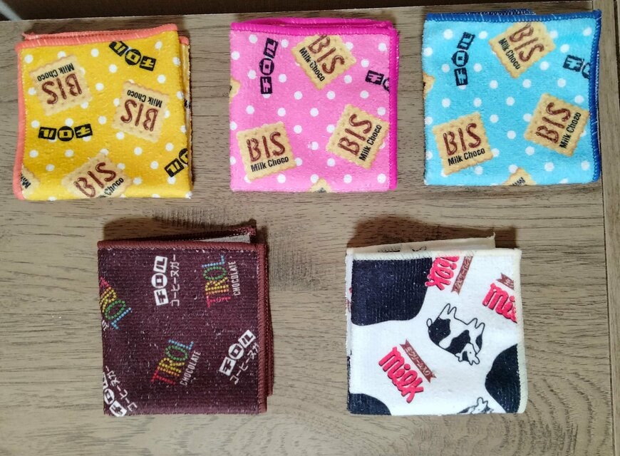 筆者撮影（セリア、チロルチョコ マイクロファイバーハンカチ）