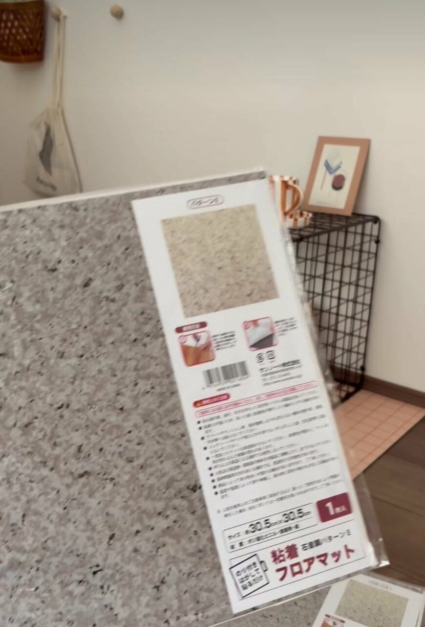 【100均DIY】貼り合わせるだけの簡単DIY！セリアの〈石目調フロアマット〉で、高見えする「コンセント隠し」を作る