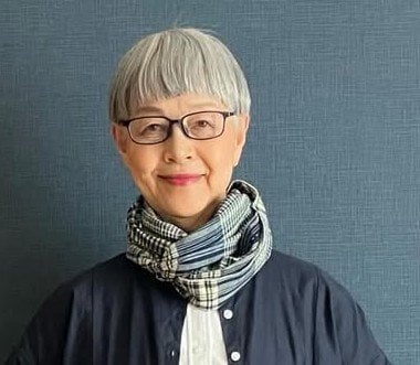 【70代マダム】が着こなす『無印良品のブラウス×コンバース』おしゃれな春コーデに絶賛「70代に見えない！」「縦ライン参考になる」の声