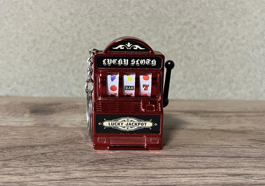 ダイソー、キーホルダー(スロットマシーン)画像