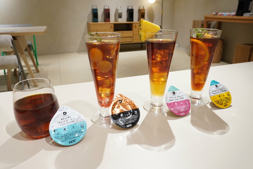 机に並んだドリンクの写真