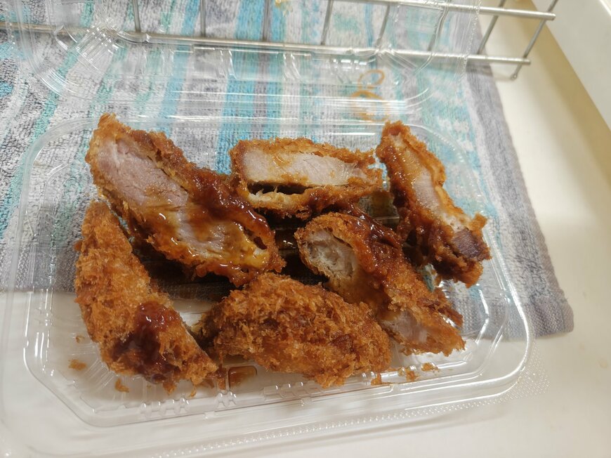 容器を開けた「とんかつのかけら」