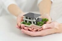 「繰り上げ返済」みんなやってる？平均残高は1449万円。医療・福祉世帯のリアルな「住宅ローン事情」と意外に少ない繰り上げ返済