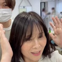 「上品な可愛いショートにしたい」と希望する女性がプロの手で洗練された姿へ。丸さのあるショートに明るい笑顔に！