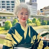 【66歳マダム】黒×黄色のモダンな矢羽根柄の浴衣を美しく着こなす「憧れます」の声