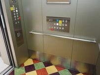 「漫画の世界に入っちゃったのかと思った」　エレベーター内で見つけた手書きの表示に反響