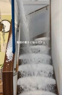 【560万再生】「センス良い！」冬になると寒い〈リビング階段〉を改造→実用性の高い〈海外風のおしゃれな扉〉DIYに大反響