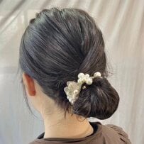 【3STEPで完成】手軽に上品見え！巻きつけるだけで簡単「お団子ヘアアレンジ」 忙しい朝にもぴったりな大人のまとめ髪