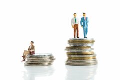 「大企業の正社員」と「大企業の非正社員」の年収差は、どれくらいあるのか