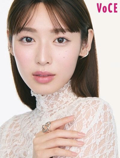 「VOCE」に登場した白石聖