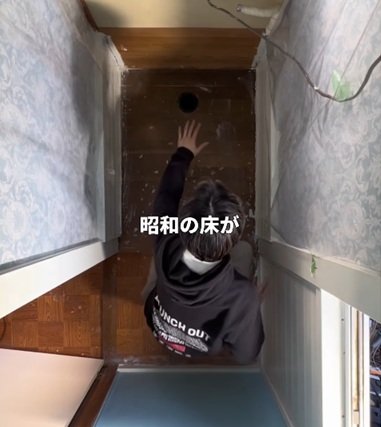 「めっちゃいい感じ」築50年の空き家〈昭和レトロな床〉→フロアタイルを敷くだけの簡単DIYで〈大理石風のラグジュアリー空間〉に大変身！反響続々