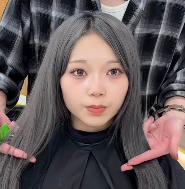 「バッサリ切ってイメチェンしたい」超ロングヘアの女性が…透明感の金髪ミディアムボブで軽やかな印象に！