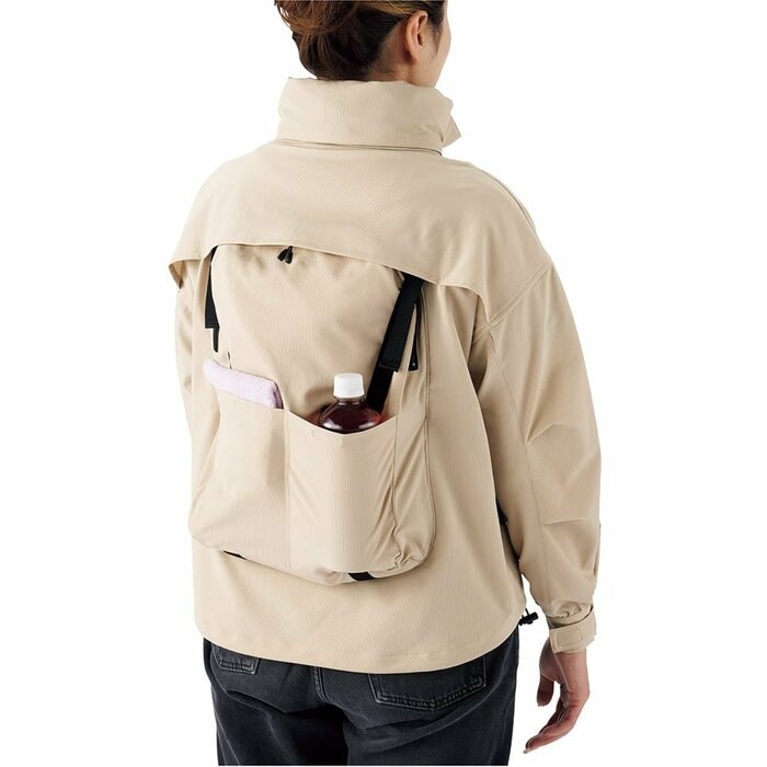 背面に約13Lの荷物が入る大容量ポケット付き