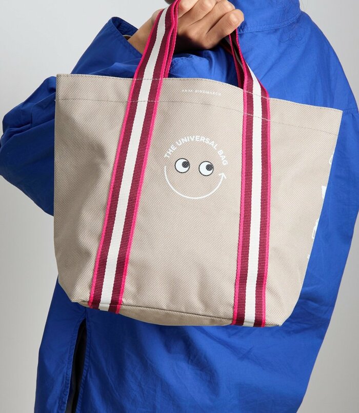 持ち手部分に成城石井のコーポレートカラーである「ボルドーレッド」を採用