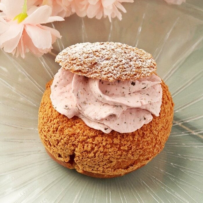 桜餅のような味わいの桜クリームとカスタードのダブル仕立て