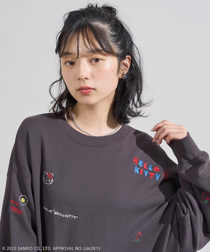 さりげないデザインが魅力の「'HELLO KITTY' MESSAGE刺繍スウェット」