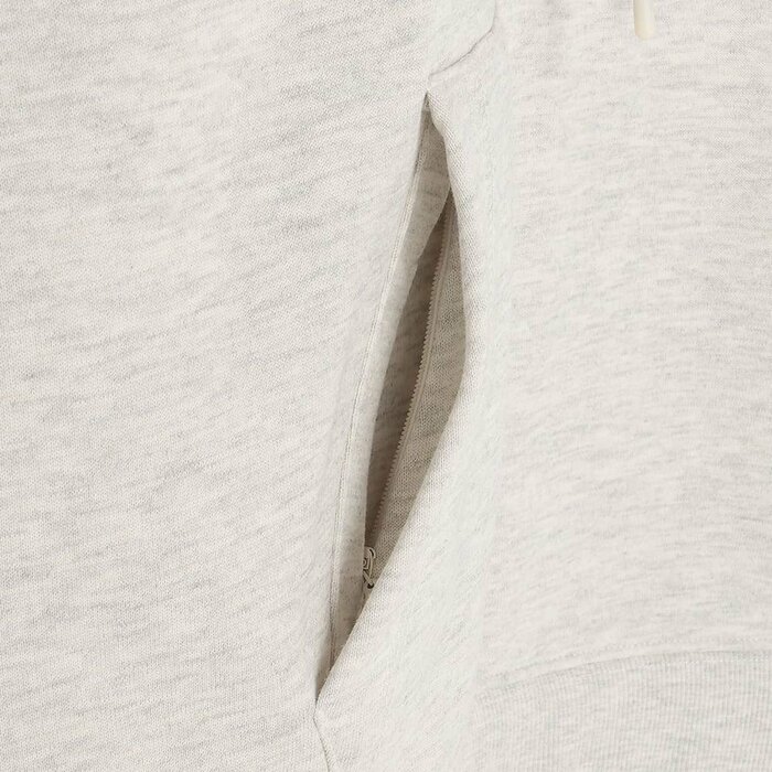 お腹部分のカンガルーポケットの中に配置された「ファスナー付きの隠しポケット」