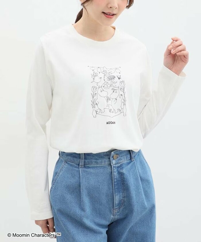 ムーミンと仲間たちが刺繍やプリントとして施されている、ロンT
