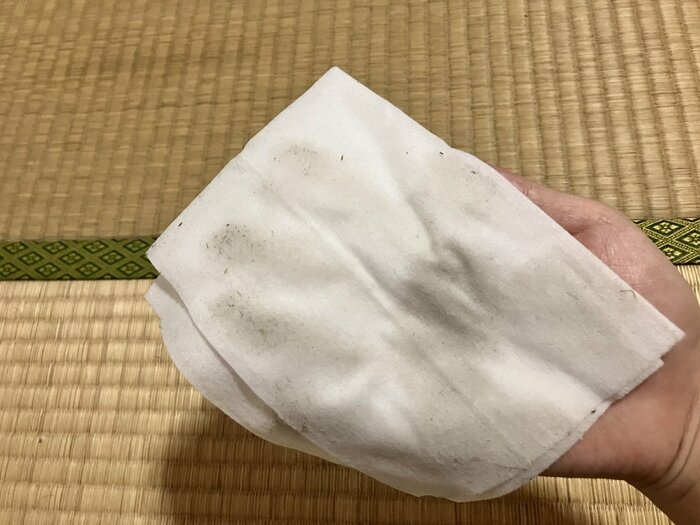 拭いてみると手の跡がつくほどシートに汚れが！