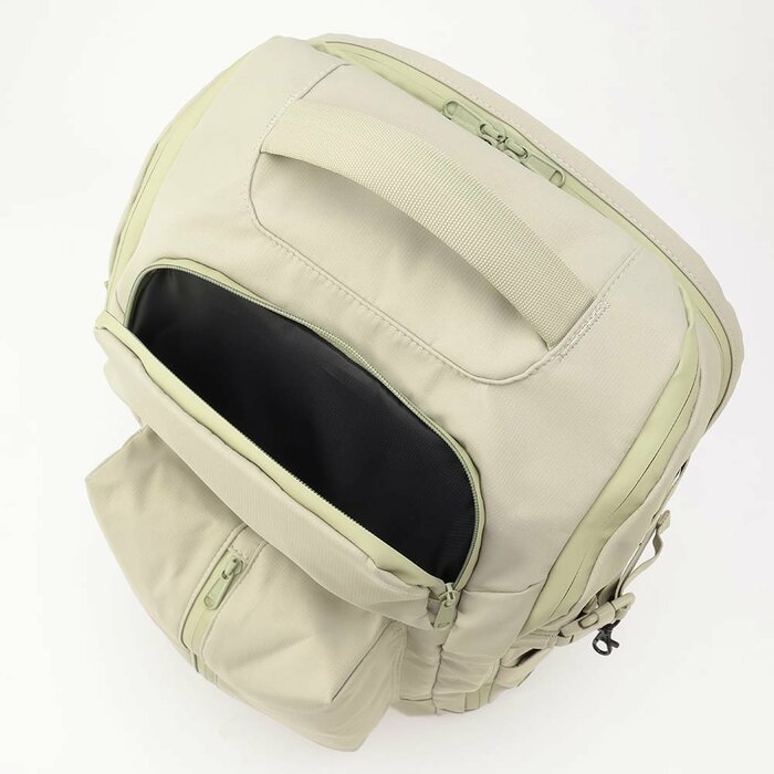 どちらも複数のポケットがあり、荷物を分けて収納できます