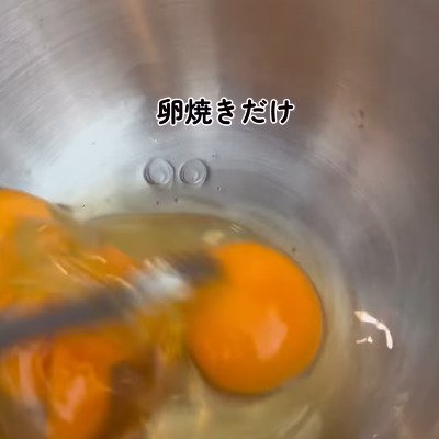 【やる気がない日のお弁当】卵焼き以外は前日の残りや作り置きのおかずでも、華やかで可愛く詰めたお弁当に「素晴らしい」とコメント続々